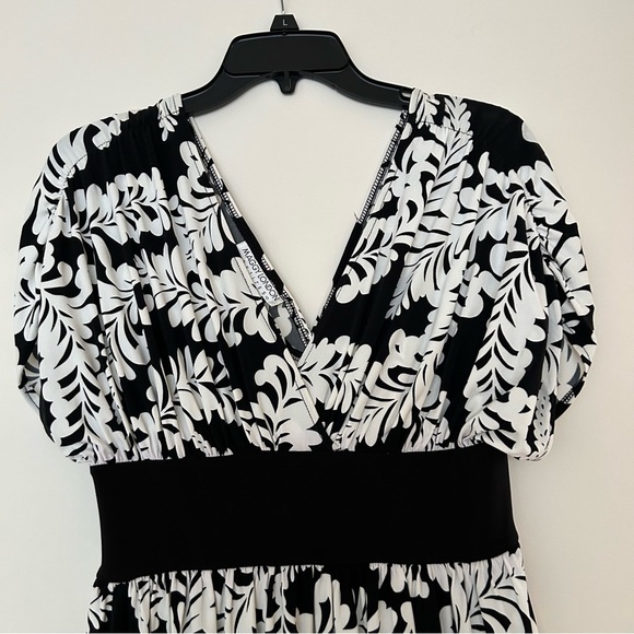 Maggy London Petites V Front Dress - Picture 2 of 11